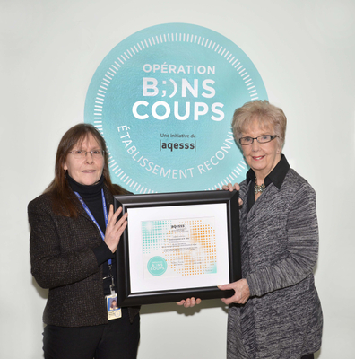Brigitte Beaudet, Graphic Arts Technician, Department of Visual Communications and Pat McDougall, President of the Users' Committee, received the award on behalf of SMHC.